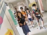 鴨青アドベンチャーの廊下を歩くウォークラリー参加の子供達の写真
