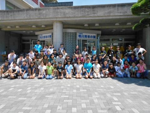 夏の宿泊研修に参加した人達で鴨青アドベンチャーの入口前で集合写真
