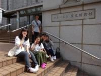 参加者5名で神奈川県立歴史博物館前の階段に座り写した記念写真