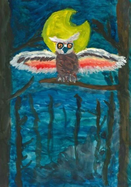 月が見える森の中でフクロウが翼を広げて枝にとまっているイラスト