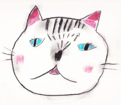 耳が赤く塗られ、目が水色、ぽっぺがピンク色に塗られた大きな猫の顔が描かかれているイラスト