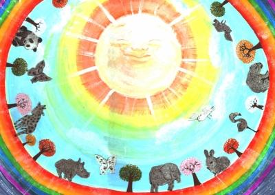 赤やオレンジ、緑色などの丸い円にゾウやウサギ、パンダなどの動物や蝶々や鳥や色鮮やかな木が描かれており円の中心には光輝く太陽が笑っているイラスト