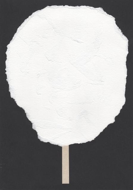 黒い台紙の上に白い用紙と棒で綿あめを表現している作品の写真