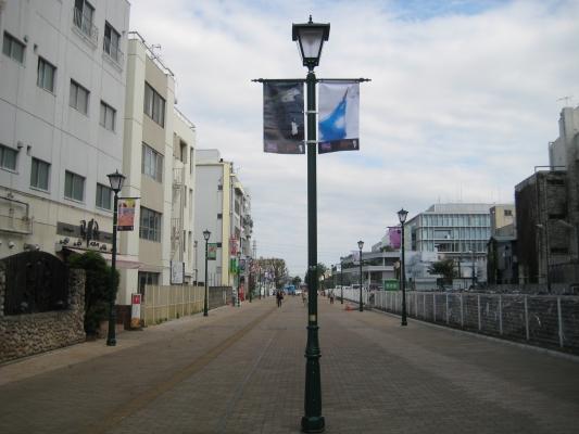 大和駅東側の街路灯に取り付けられているフラッグの写真