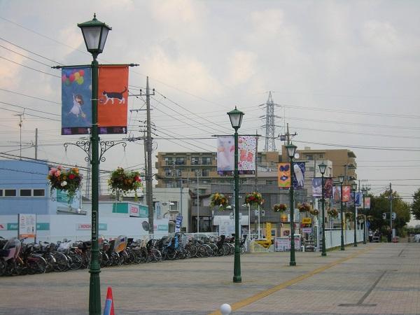 大和駅東側プロムナードの街路灯にフラッグが飾られた写真