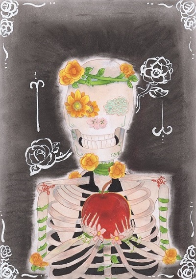 両手でリンゴを持った笑顔の骸骨の骨に花や蔓が巻き付いている生と静というタイトルの生の方の作品