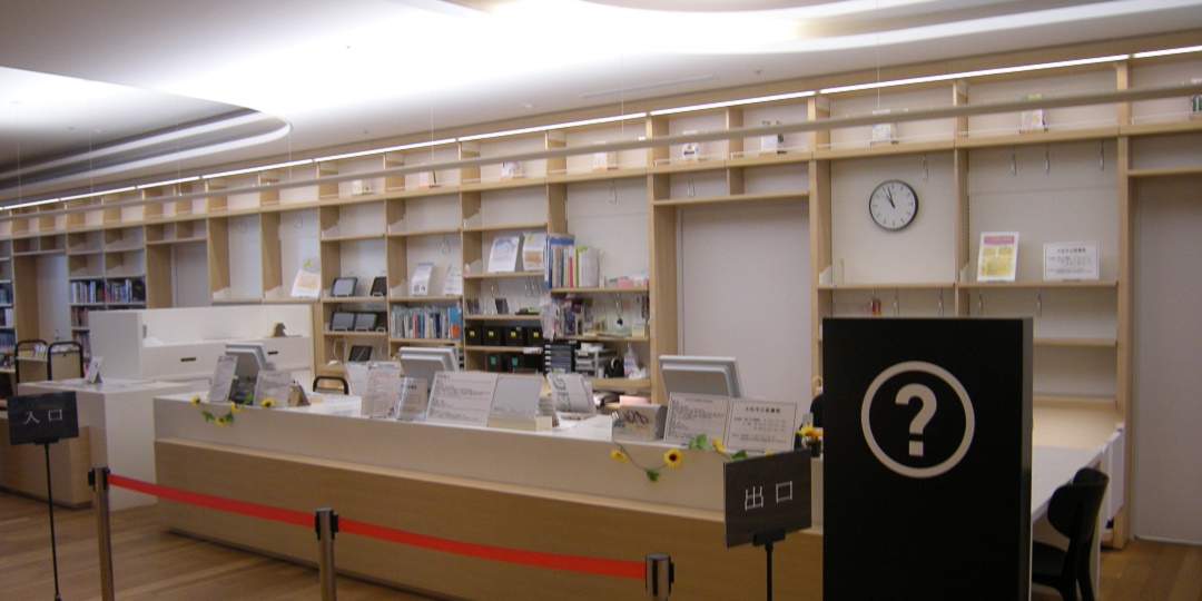 大和市立図書館のレジ等が置かれているカウンターの画像