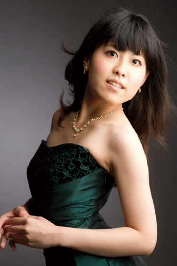 濃緑色のドレスを着た石井 楓子 氏の写真