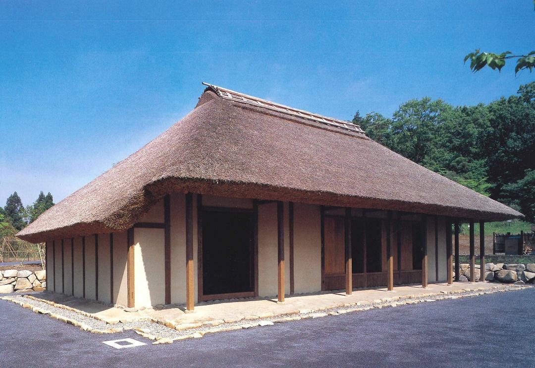 屋根が茅葺きで作られた旧小川勝家住宅の写真
