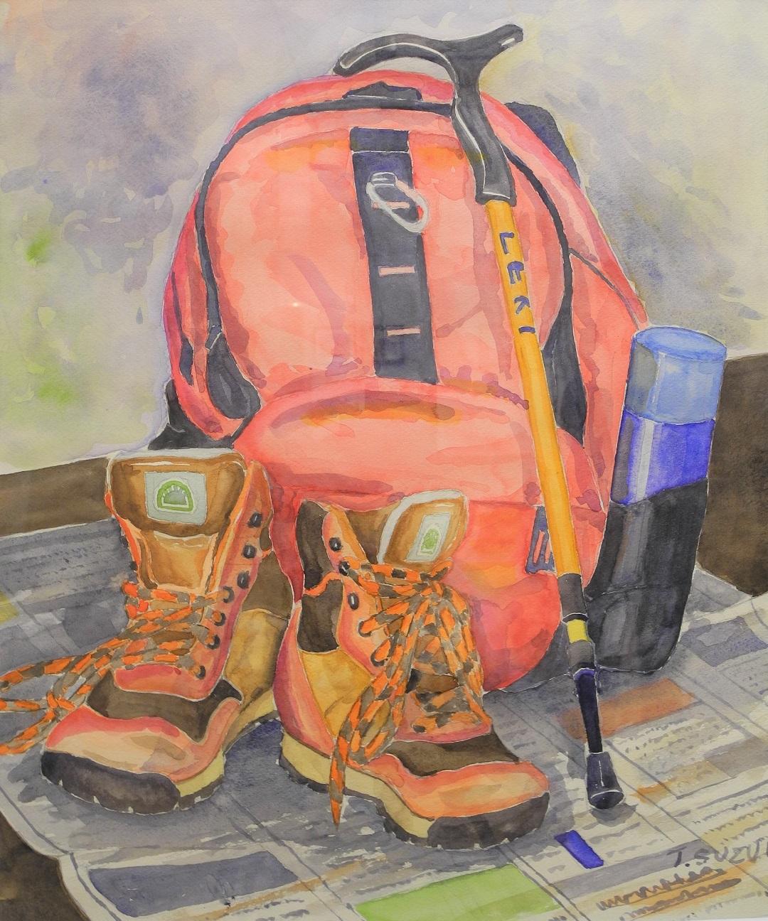 赤いリュック、登山靴、杖などが新聞紙の上に置かれている絵画の作品