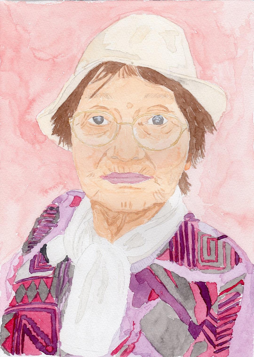 白色の帽子を被りメガネをかけた女性の上半身を正面から描いた「わたしのおばあちゃん」というタイトルの最優秀賞作品の写真