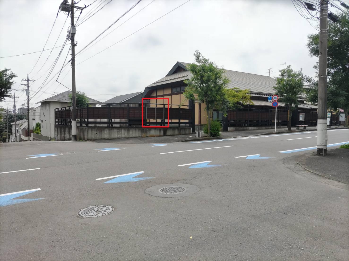 板塀掲示枠西から（囲み有）