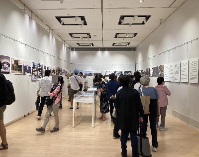 平和を見つめるパネル展の様子