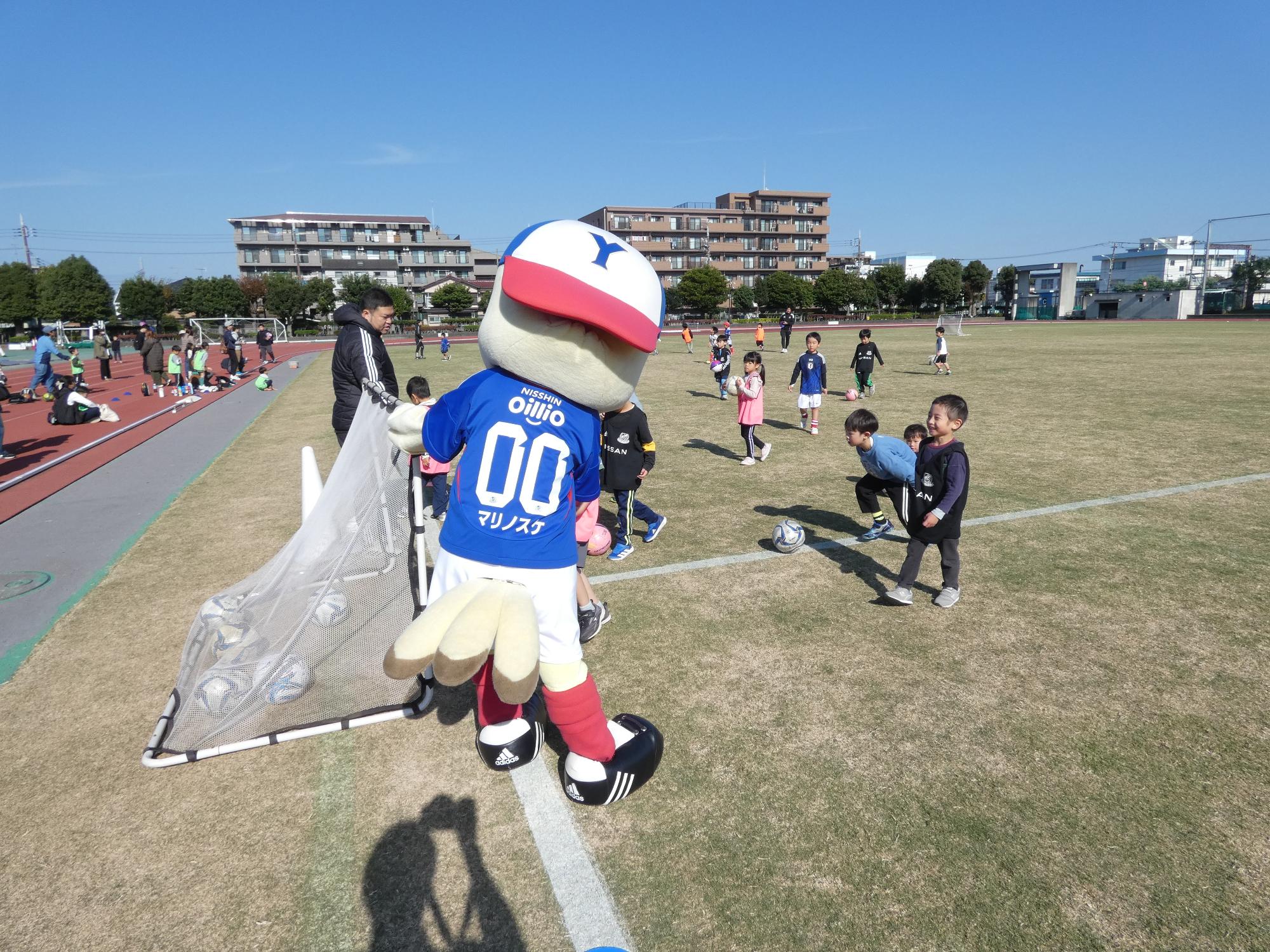 サッカー教室でたくさんの子供達が参加している写真