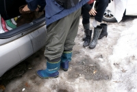 積雪の為、雨靴に履き替えている様子の写真