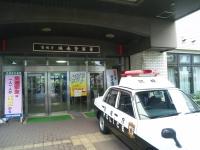 警察署の入口に駐車されたパトカーの写真