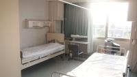 ベットが2台左右に置かれた病室の写真