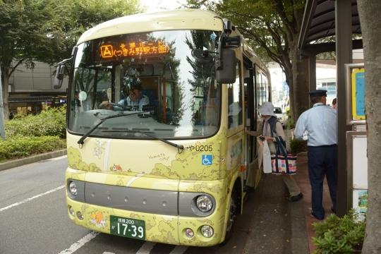 バス停に停車しているコミュニティバスのろっとに乗客が乗り込んでいる写真