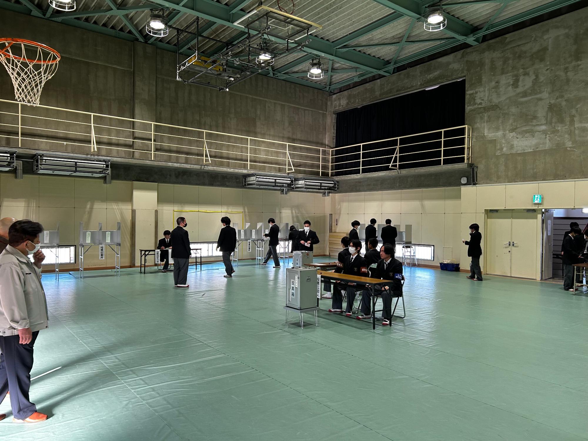 投票開始直後の投票所内の様子