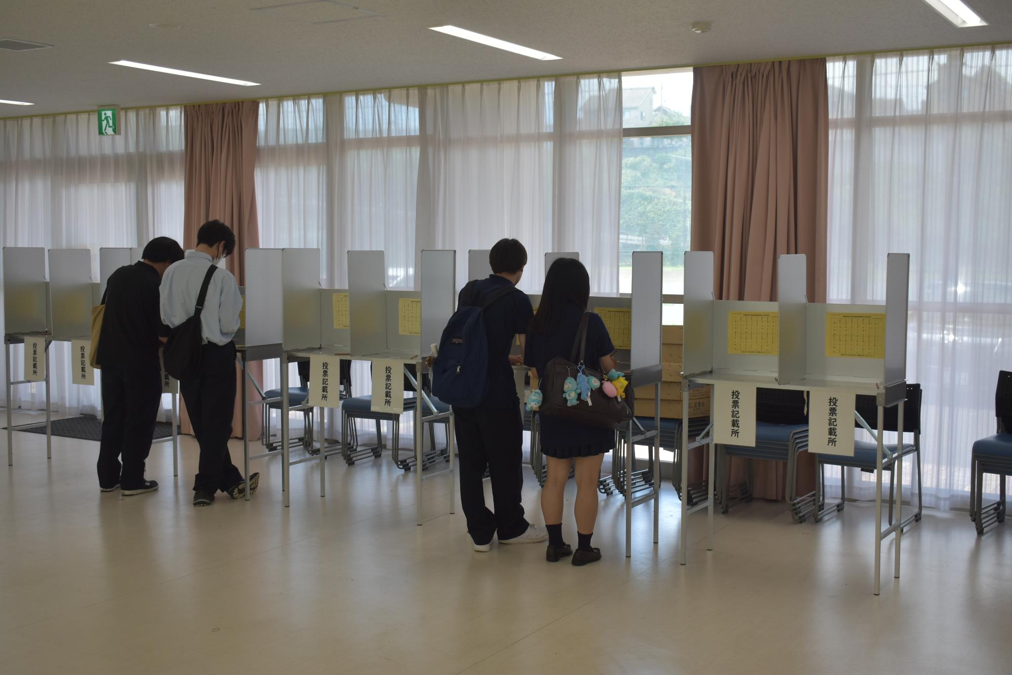 県立大和東高等学校で行われた模擬投票の様子