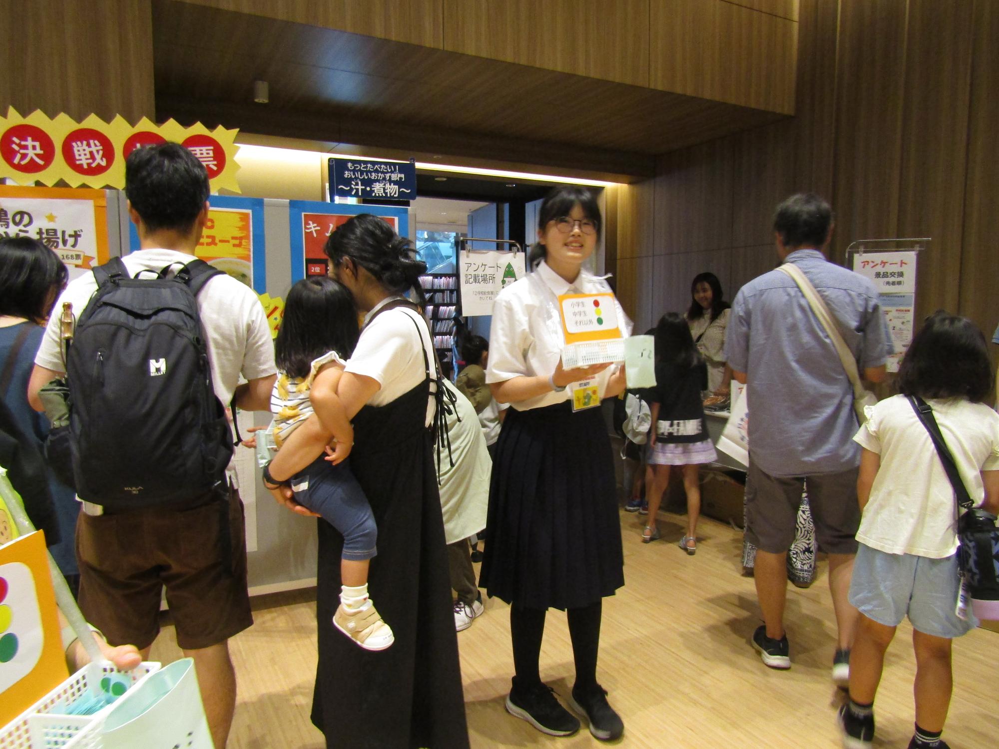 やまと給食総選挙の呼びかけをする学生ボランティア