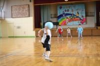 子供達が体育館でドッジボールをしている写真