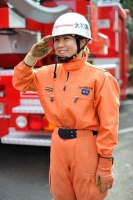 女性消防隊員の敬礼