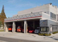 消防車や救急車が駐車してある2階建ての大和市消防署北分署庁舎の写真