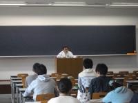 大和市長が大学で講義をしている写真