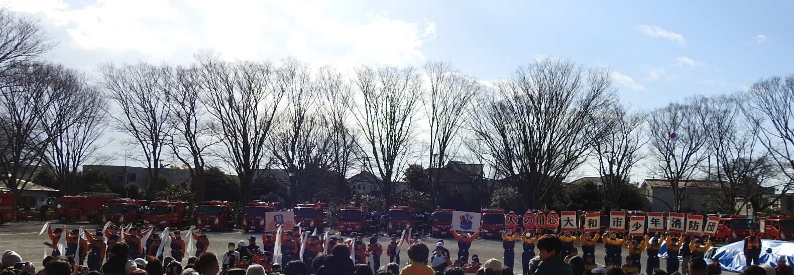 集合写真を撮る少年消防団員たち