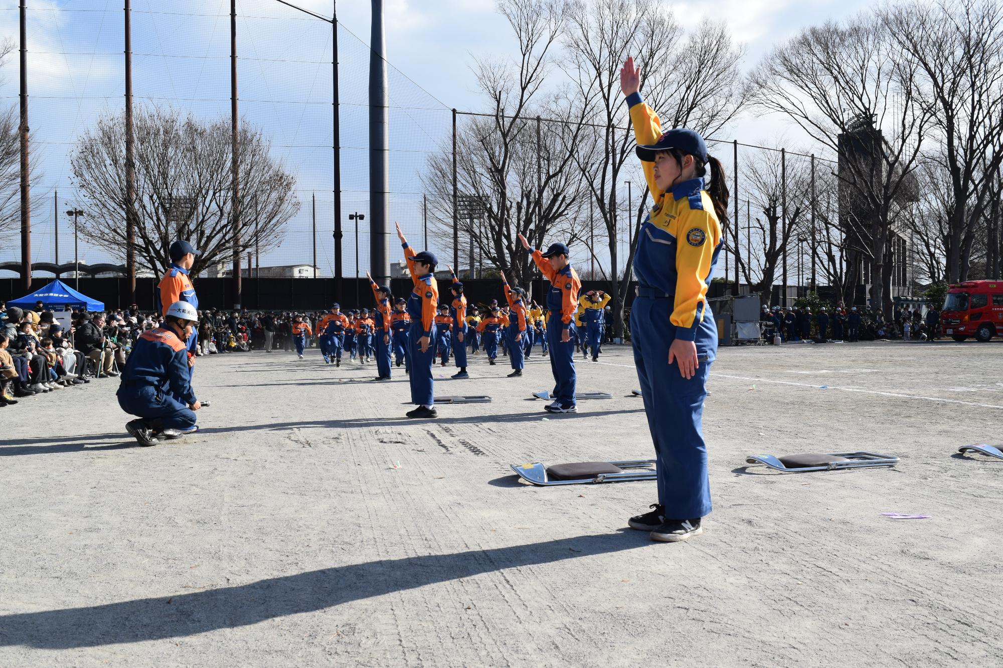 ミニ消防車に乗る少年消防団員