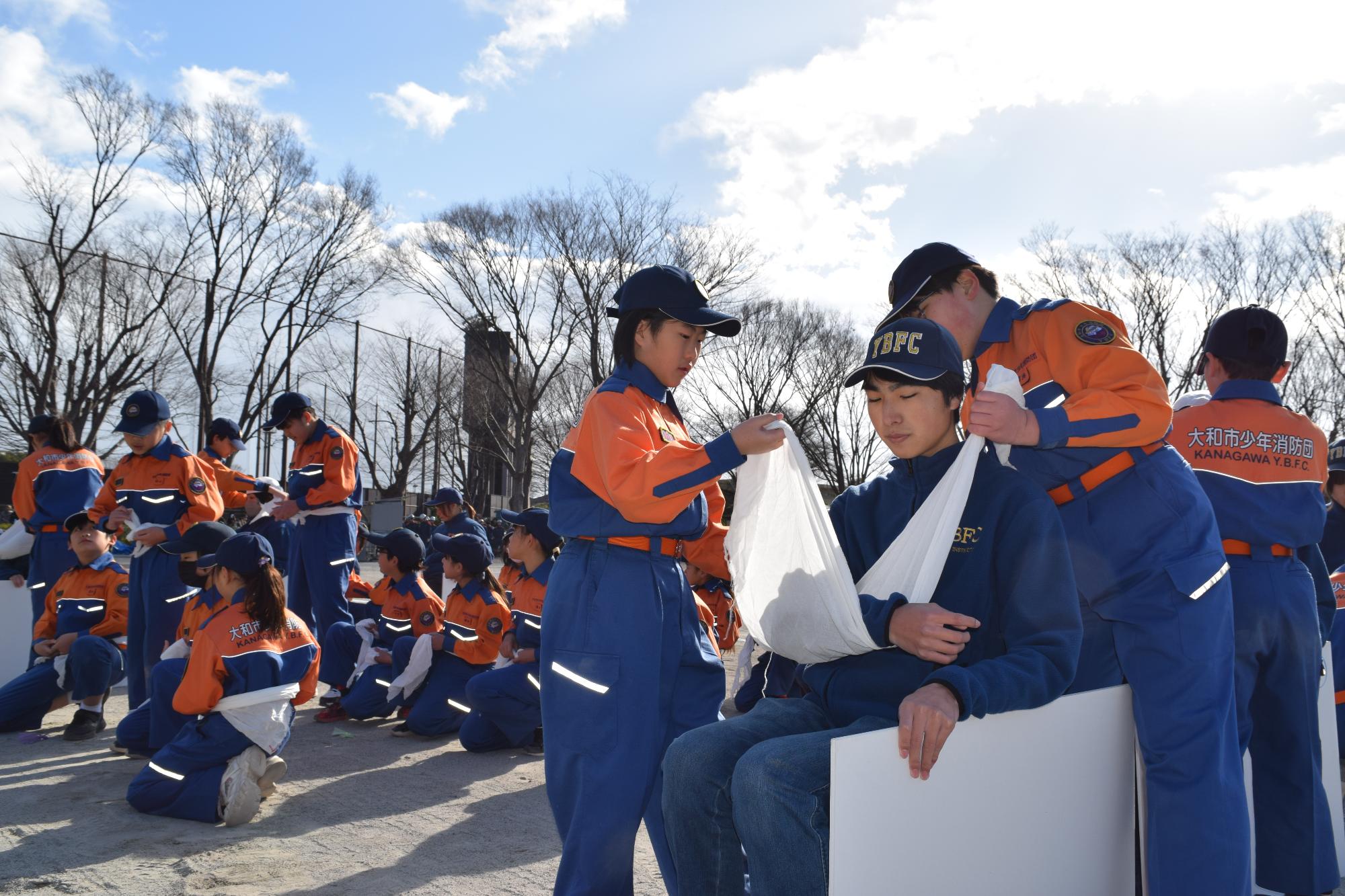 救命処置の訓練をする中学生団員
