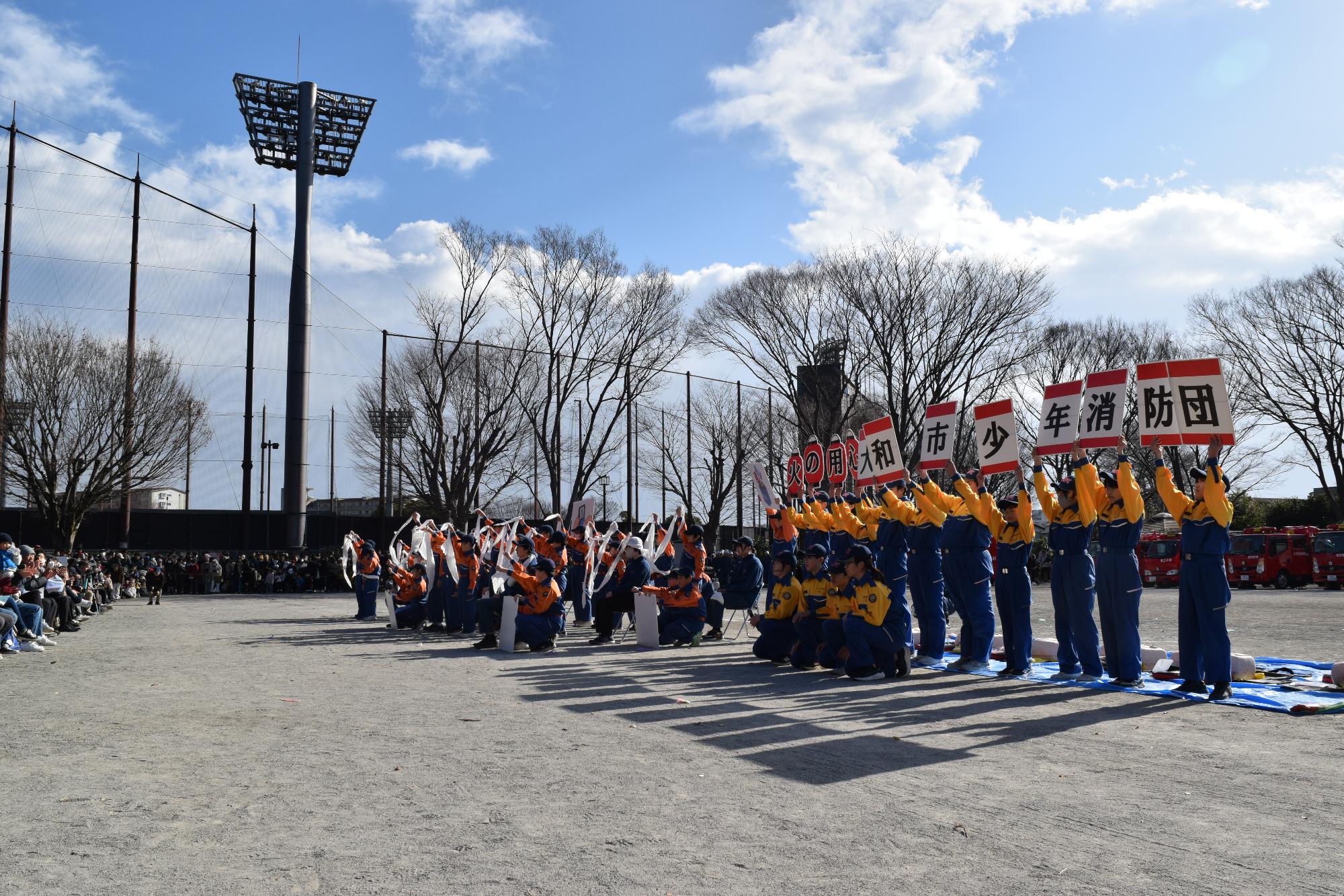 集合写真を撮る少年消防団員たち