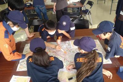 大和市の地図を使ってオリジナル防災マップを作る少年消防団員たち