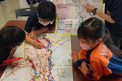 大和市の地図を使ってオリジナル防災マップを作る少年消防団員たち