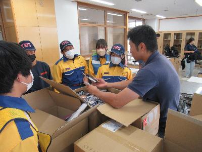 非常食を準備する中学生団員