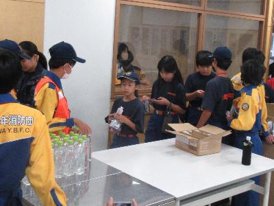 避難所体験で朝食を受け取る小学生団員たち