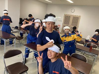 三角巾の練習をする中学生団員