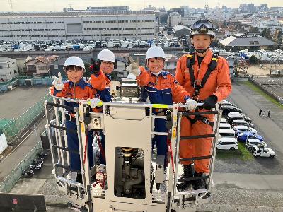 はしご車にのる少年消防団員たち