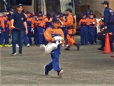 土のう袋を運ぶ少年消防団員たち