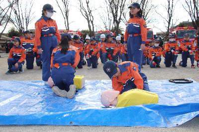 出初式で心肺蘇生法とAEDを使っている少年消防団員