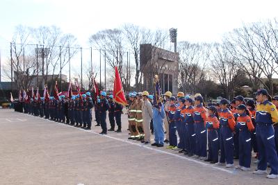出初式の開会式で整列している少年消防団員
