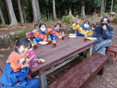 笑顔でカレーライスを食べる少年消防団員たち