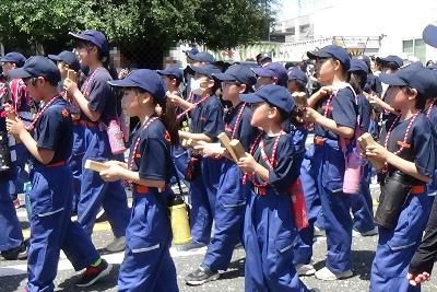 市民まつりパレードで行進している少年消防団員たち