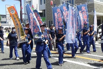 市民まつりパレードで行進している少年消防団員たち