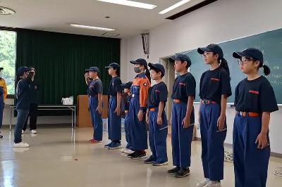 整列の練習をする少年消防団員