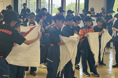 三角巾取り扱いを練習する団員たち
