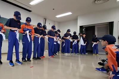 三角巾取り扱いを練習する団員たち