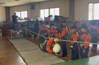 渡過訓練をする少年消防団