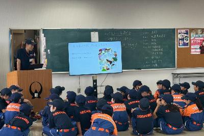 地震についての講義を聴く少年消防団員